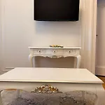 Apartment Crown Ultracentral - One Bedroom, Living & Full Kitchen