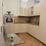 Crown Ultracentral - One Bedroom, Living & Full Kitchen Timisoara