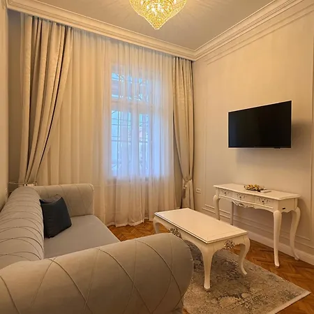 דירה Crown Ultracentral - One Bedroom, Living & Full Kitchen