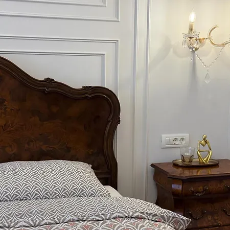 Crown Ultracentral - One Bedroom, Living & Full Kitchen *