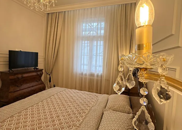 Crown Ultracentral - One Bedroom, Living & Full Kitchen דירה