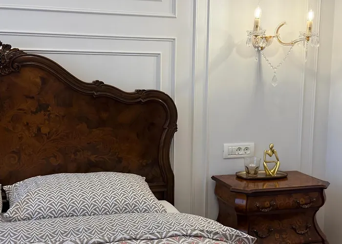 Crown Ultracentral - One Bedroom, Living & Full Kitchen *