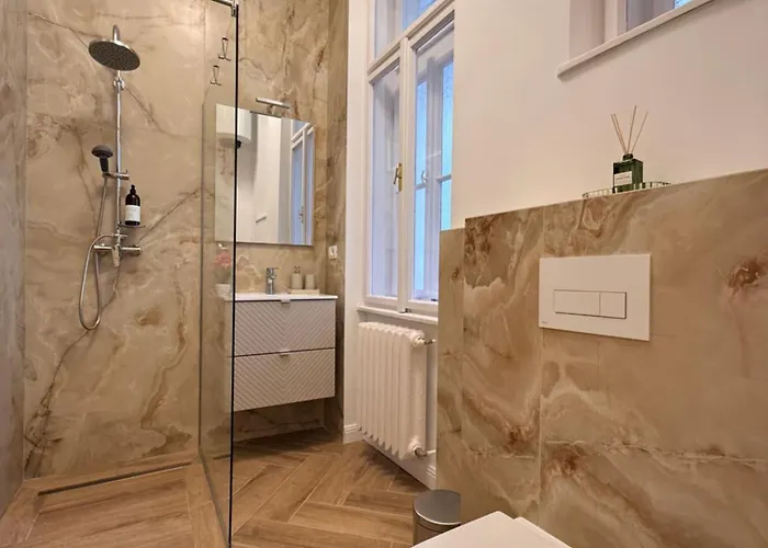 Crown Ultracentral - One Bedroom, Living & Full Kitchen * טימישוארה