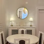 Crown Ultracentral - One Bedroom, Living & Full Kitchen דירה *