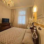 Crown Ultracentral - One Bedroom, Living & Full Kitchen דירה