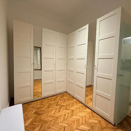 Crown Ultracentral - One Bedroom, Living & Full Kitchen