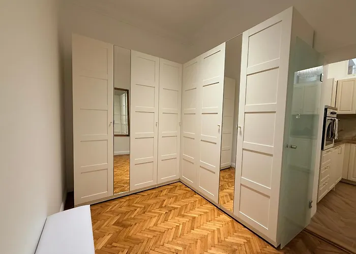 Crown Ultracentral - One Bedroom, Living & Full Kitchen